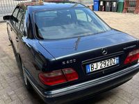 Usata Mercedes E200 Elegance 186 CV (136 kW) 2000 Blu/azzurro Berlina