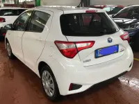 Usata Toyota Yaris Hybrid Cool 73 CV (53 kW) 2019 Bianco Berlina