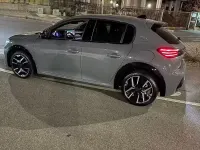 Usata Peugeot 208 GT-line 101 CV (74 kW) 2024 Grigio Utilitaria
