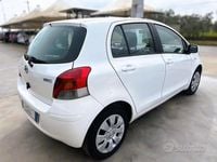 Usata Toyota Yaris 69 CV (50 kW) 2009 Bianco Utilitaria