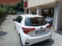 Usata Toyota Yaris Hybrid Active 73 CV (53 kW) 2018 Bianco Berlina
