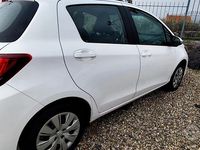 Usata Toyota Yaris Active 69 CV (50 kW) 2015 Bianco Berlina