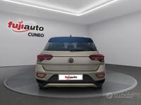 Usata VW T-Roc Life 204 CV (150 kW) 2022 Grigio chiaro e nero SUV