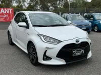 Usata Toyota Yaris Hybrid Lounge 92 CV (67 kW) 2021 Bianco Utilitaria