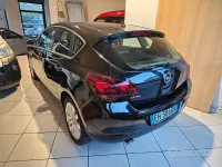 Używany Opel Astra Cosmo 140 KM (102 kW) 2011 Czarny Sedan/Limuzyna