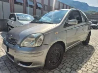 Usata Toyota Yaris 65 CV (47 kW) 2003 Argento Berlina