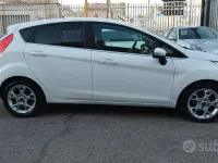 Usata Ford Fiesta Titanium 70 CV (51 kW) 2012 Bianco Berlina