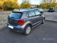 Usado VW Polo 90 CV (66 kW) 2010 Gris Utilitario
