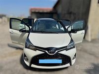 Usata Toyota Yaris 99 CV (72 kW) 2016 Bianco Utilitaria