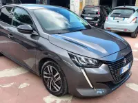 Usata Peugeot 208 Allure 102 CV (75 kW) 2024 Grigio Utilitaria