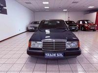 Usata Mercedes E220 150 CV (110 kW) 1993 Blu Berlina