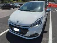 Usata Peugeot 208 Signature Sky 83 CV (61 kW) 2019 Bianco Utilitaria