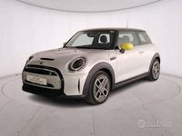 Usata Mini Cooper SE Classic 135 kW (184 CV) 2022 White silver Utilitaria