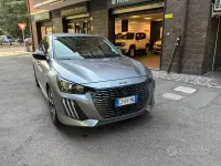 Usata Peugeot 208 Allure 101 CV (74 kW) 2025 Grigio Utilitaria