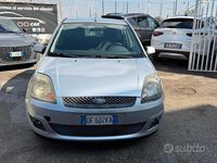 Usata Ford Fiesta Ghia 70 CV (51 kW) 2007 Grigio Utilitaria