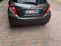 Usata Toyota Yaris 90 CV (66 kW) 2012 Grigio Utilitaria