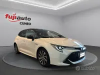 Usata Toyota Corolla Style 122 CV (89 kW) 2020 Pearl white & black met Berlina