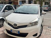 Usata Toyota Yaris Lounge 90 CV (66 kW) 2012 Bianco Utilitaria