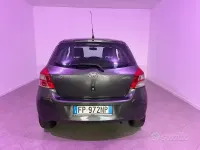Usata Toyota Yaris 69 CV (50 kW) 2010 Grigio Utilitaria