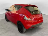 Usata Lancia Ypsilon Silver 69 CV (50 kW) 2022 Rosso Utilitaria