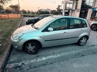 Usata Ford Fiesta 90 CV (66 kW) 2005 Grigio Utilitaria