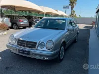 Usata Mercedes E200 Elegance 186 CV (136 kW) 1998 Grigio Berlina