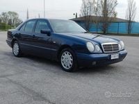 Usata Mercedes E200 Classic 136 CV (100 kW) 1997 Blu Berlina