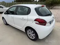 Usata Peugeot 208 Active 75 CV (55 kW) 2015 Bianco Utilitaria