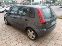Usata Ford Fiesta Ghia 68 CV (50 kW) 2004 Grigio Utilitaria