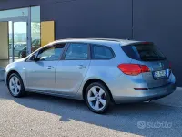 Usata Opel Astra 140 CV (102 kW) 2011 Grigio Station wagon