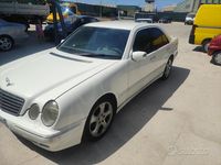Usata Mercedes E220 143 CV (105 kW) 2001 Bianco Berlina