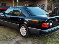 Usata Mercedes E200 122 CV (89 kW) 1991 Nero Berlina