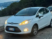 Usata Ford Fiesta 70 CV (51 kW) 2012 Bianco Berlina