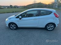 Usata Ford Fiesta 70 CV (51 kW) 2012 Bianco Utilitaria