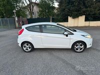 Usata Ford Fiesta 70 CV (51 kW) 2012 Bianco Utilitaria