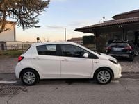 Usata Toyota Yaris Hybrid Cool 75 CV (55 kW) 2015 Bianco Berlina