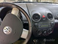 Usata VW New Beetle 102 CV (75 kW) 2010 Grigio Utilitaria