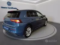 Usata VW Golf VIII Life 116 CV (85 kW) 2024 Anemone blu metalizzato Berlina
