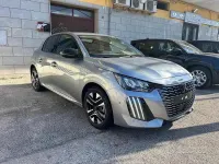 Usata Peugeot 208 Allure 101 CV (74 kW) 2024 Grigio Utilitaria