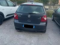 Usado VW Polo 75 CV (55 kW) 2005 Gris Utilitario