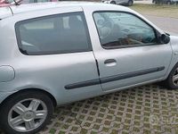 Usata Renault Clio II Privilege 75 CV (55 kW) 2004 Grigio Berlina