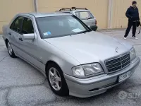 Usata Mercedes C220 192 CV (141 kW) 1998 Grigio Berlina