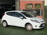 Usata Ford Fiesta 92 CV (67 kW) 2010 Bianco Berlina