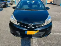 Usata Toyota Yaris 99 CV (72 kW) 2013 Nero Utilitaria