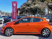 Usata Renault Clio V SE 67 CV (49 kW) 2023 Orange valencia metallizzato Berlina