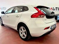 Usata Volvo V40 Momentum 120 CV (88 kW) 2018 Bianco Berlina