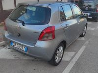 Usado Toyota Yaris 90 CV (66 kW) 2016 Gris Berlina