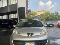 Usata Peugeot 107 67 CV (49 kW) 2006 Argento Utilitaria