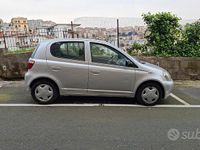 Usata Toyota Yaris Sol 68 CV (50 kW) 2002 Grigio Berlina