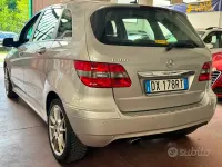 Usata Mercedes B180 116 CV (85 kW) 2009 Argento Monovolume